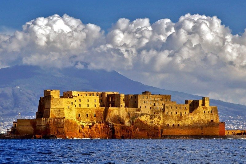 https://mdw-travel-data-us-east-1.s3.amazonaws.com/img/country/Italy/Castel-dellOvo/img_03.jpg