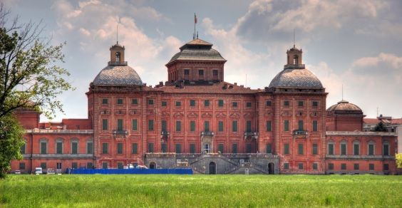https://mdw-travel-data-us-east-1.s3.amazonaws.com/img/country/Italy/Castello-di-Racconigi/img_03.jpg