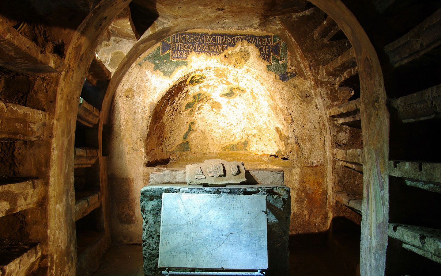 https://mdw-travel-data-us-east-1.s3.amazonaws.com/img/country/Italy/Catacombe-di-San-Gaudioso/img_01.jpg