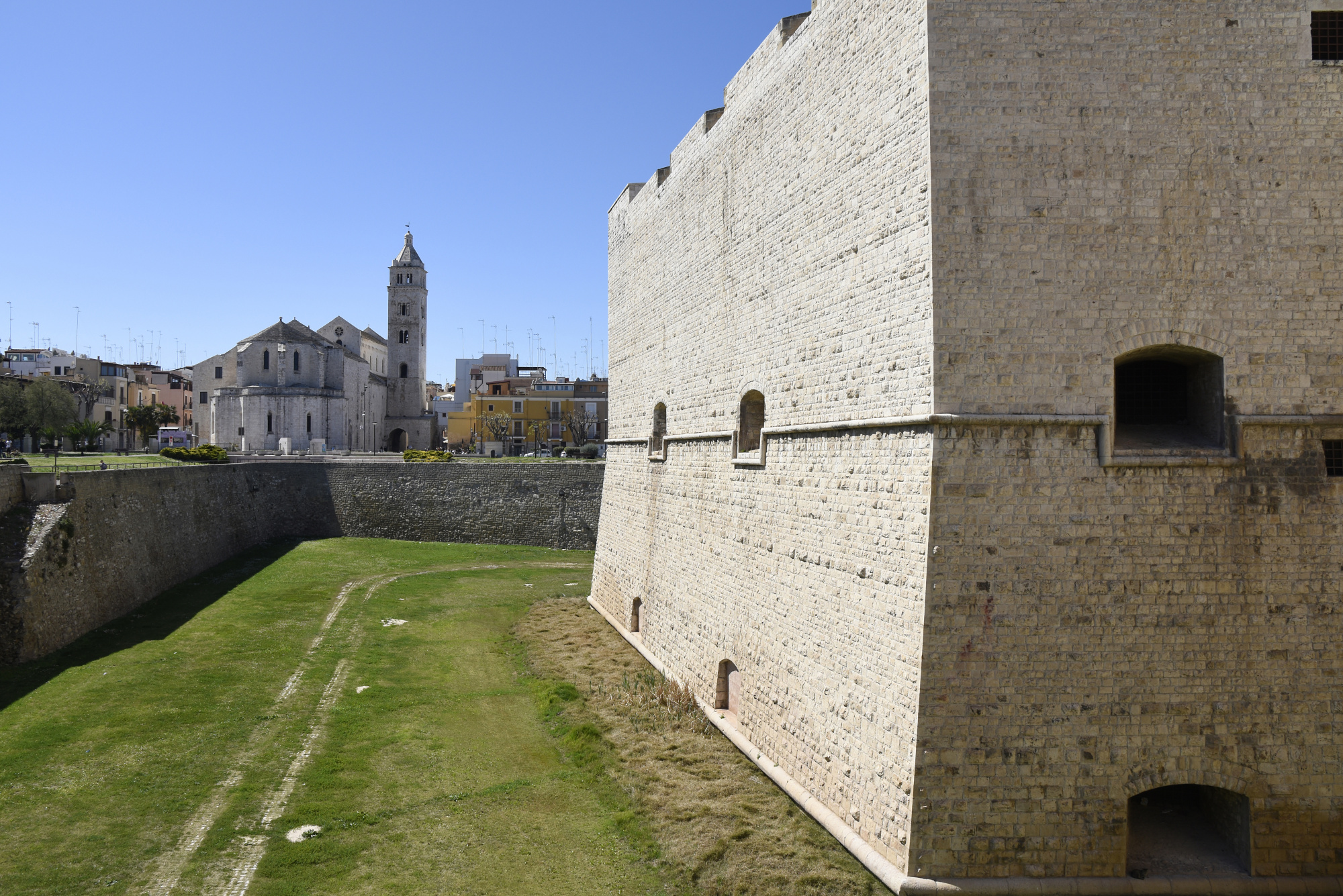 https://mdw-travel-data-us-east-1.s3.amazonaws.com/img/country/Italy/Cathedral-of-Barletta/img_00.jpg