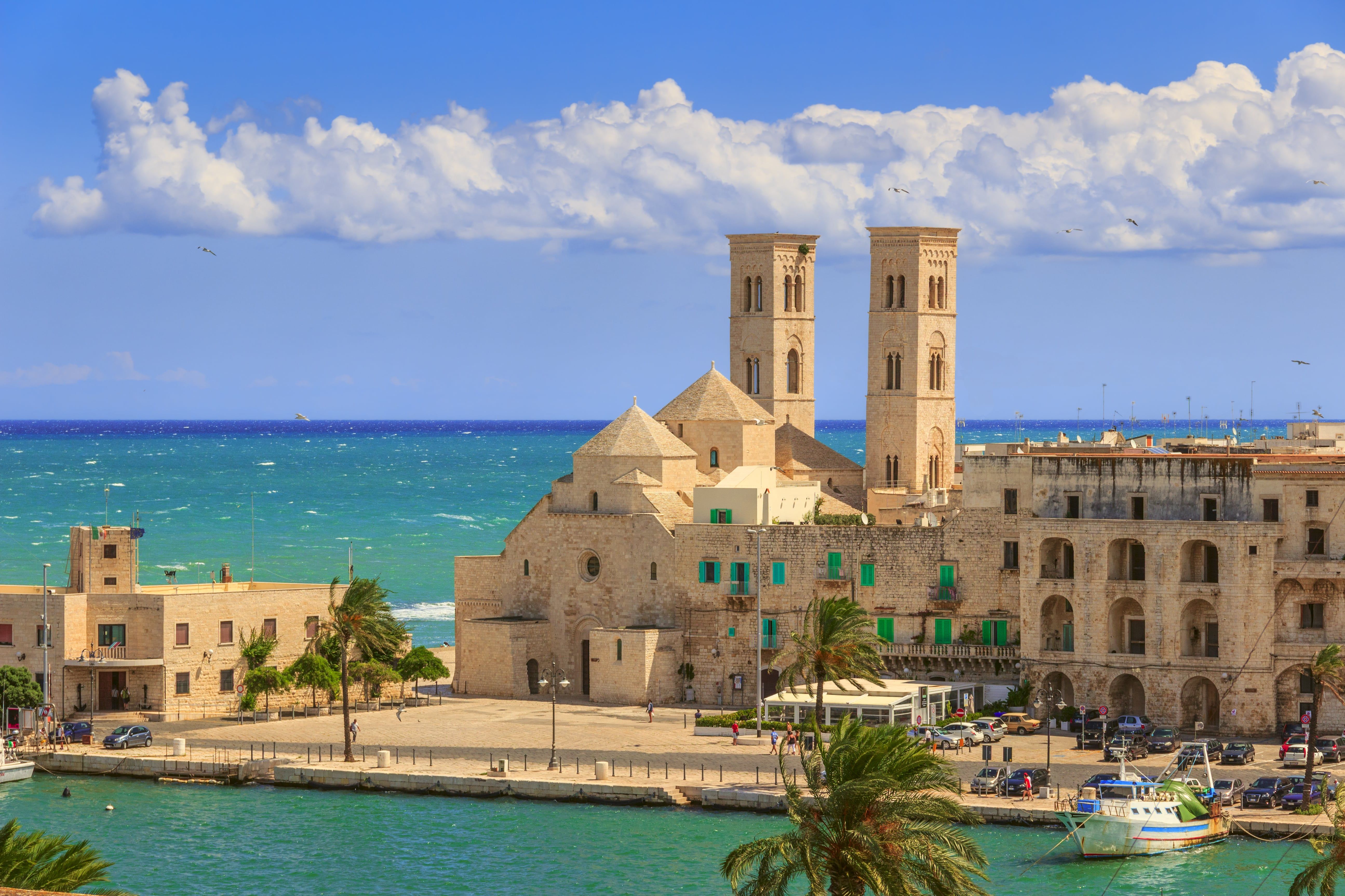 https://mdw-travel-data-us-east-1.s3.amazonaws.com/img/country/Italy/Cathedral-of-Molfetta/img_02.jpg