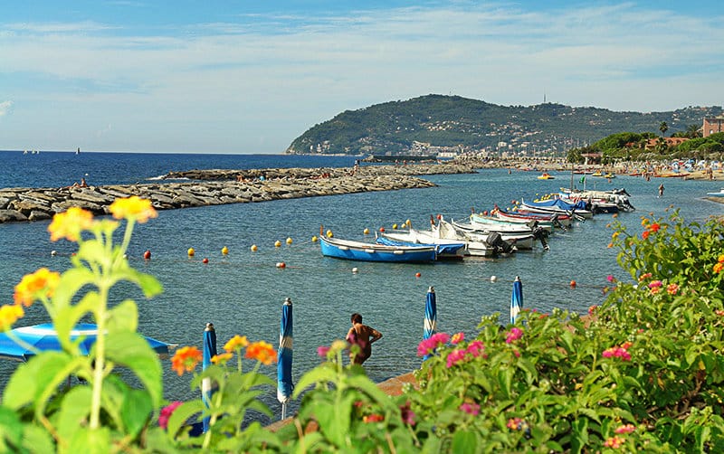 https://mdw-travel-data-us-east-1.s3.amazonaws.com/img/country/Italy/Cervo/img_01.jpg