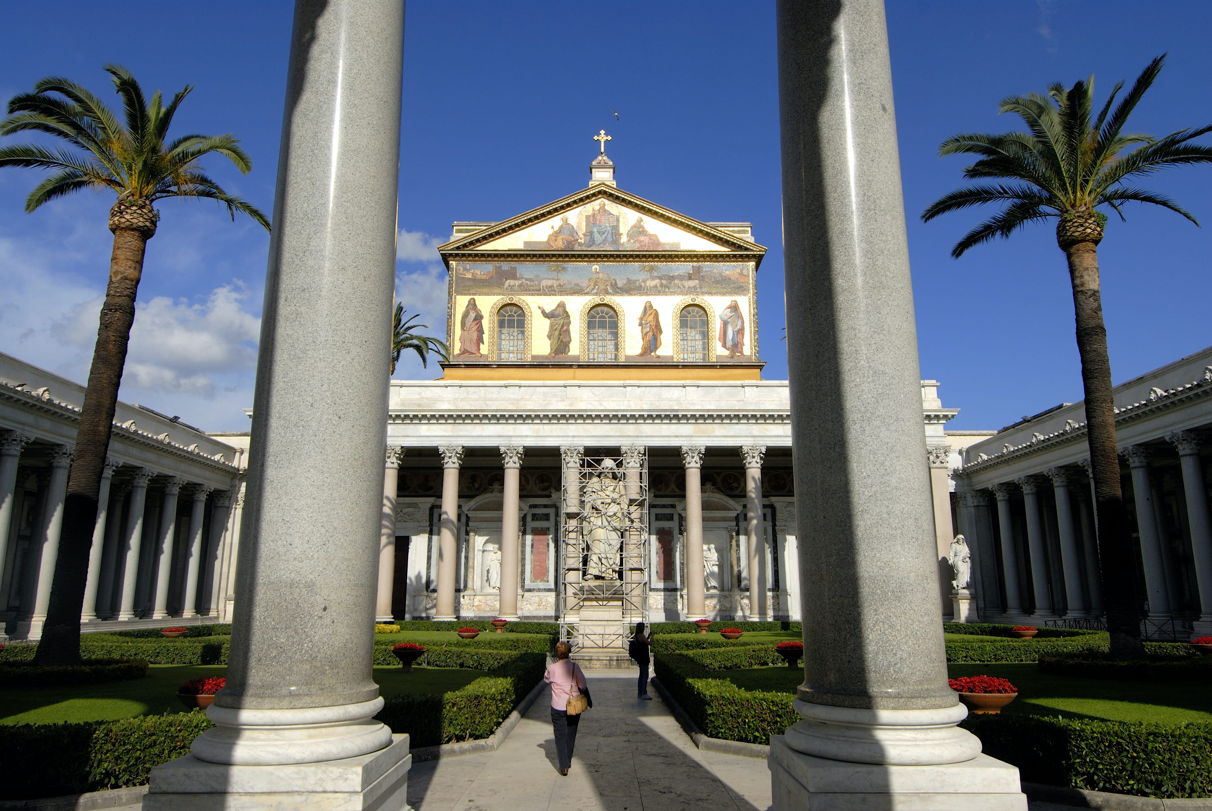 https://mdw-travel-data-us-east-1.s3.amazonaws.com/img/country/Italy/Chiesa-di-San-Paolo-Maggiore/img_02.jpg