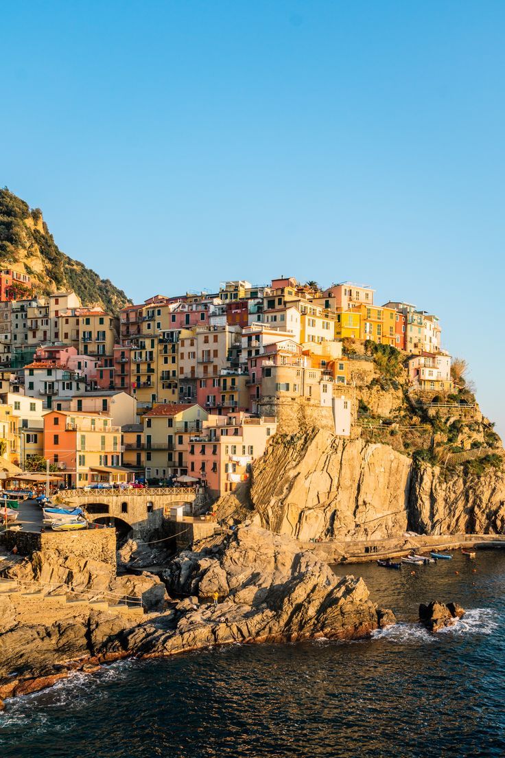 https://mdw-travel-data-us-east-1.s3.amazonaws.com/img/country/Italy/Cinque-Terre-National-Park/img_02.jpg