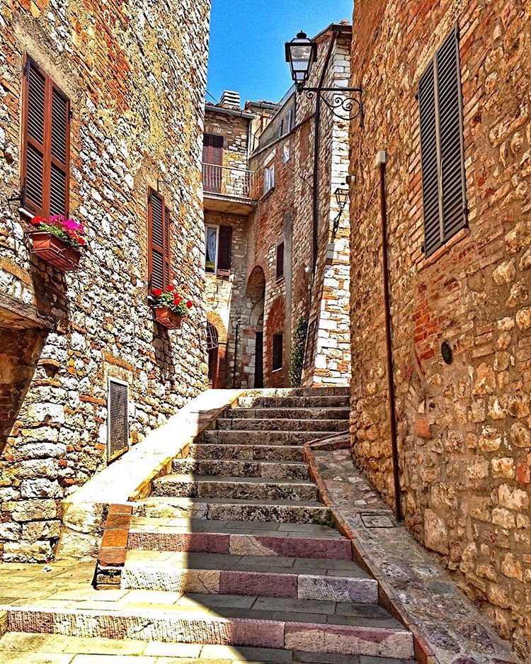 https://mdw-travel-data-us-east-1.s3.amazonaws.com/img/country/Italy/Corciano/img_03.jpg