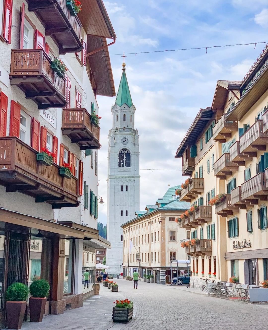 https://mdw-travel-data-us-east-1.s3.amazonaws.com/img/country/Italy/Cortina-dAmpezzo/img_03.jpg