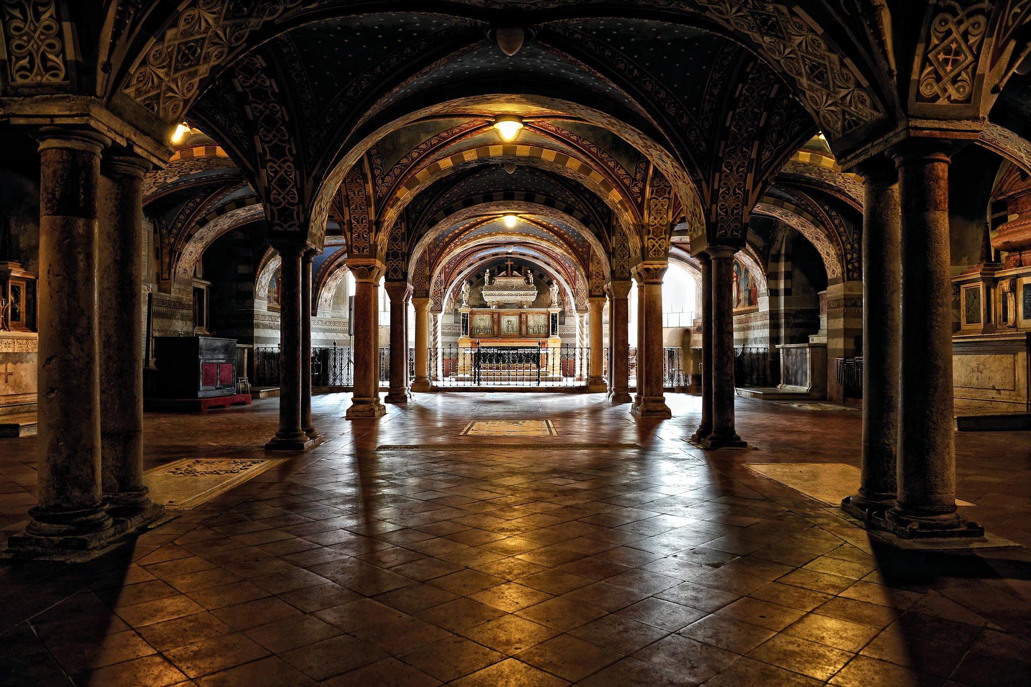 https://mdw-travel-data-us-east-1.s3.amazonaws.com/img/country/Italy/Cremona-Cathedral/img_03.jpg