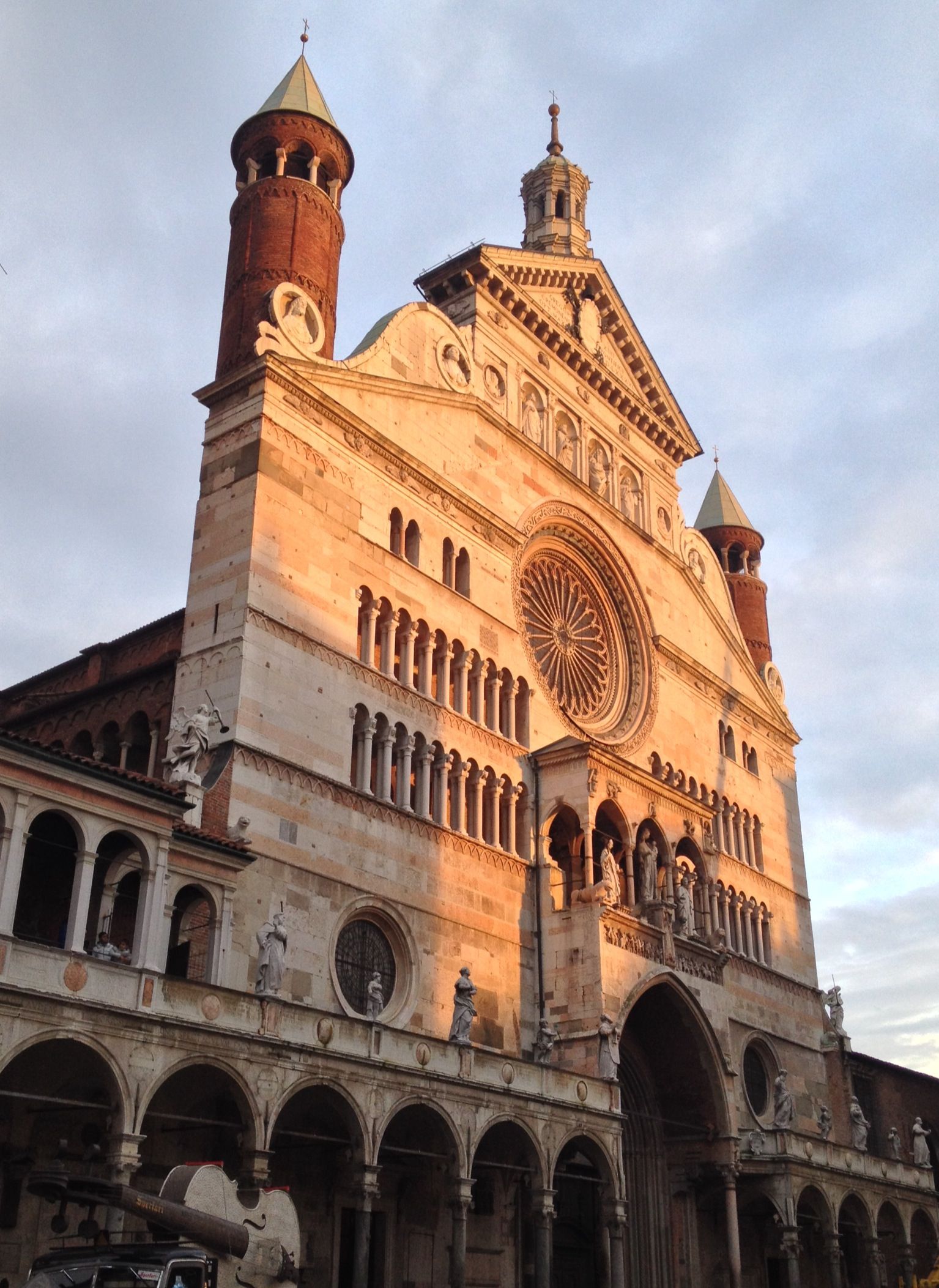 https://mdw-travel-data-us-east-1.s3.amazonaws.com/img/country/Italy/Cremona-Cathedral/img_05.jpg