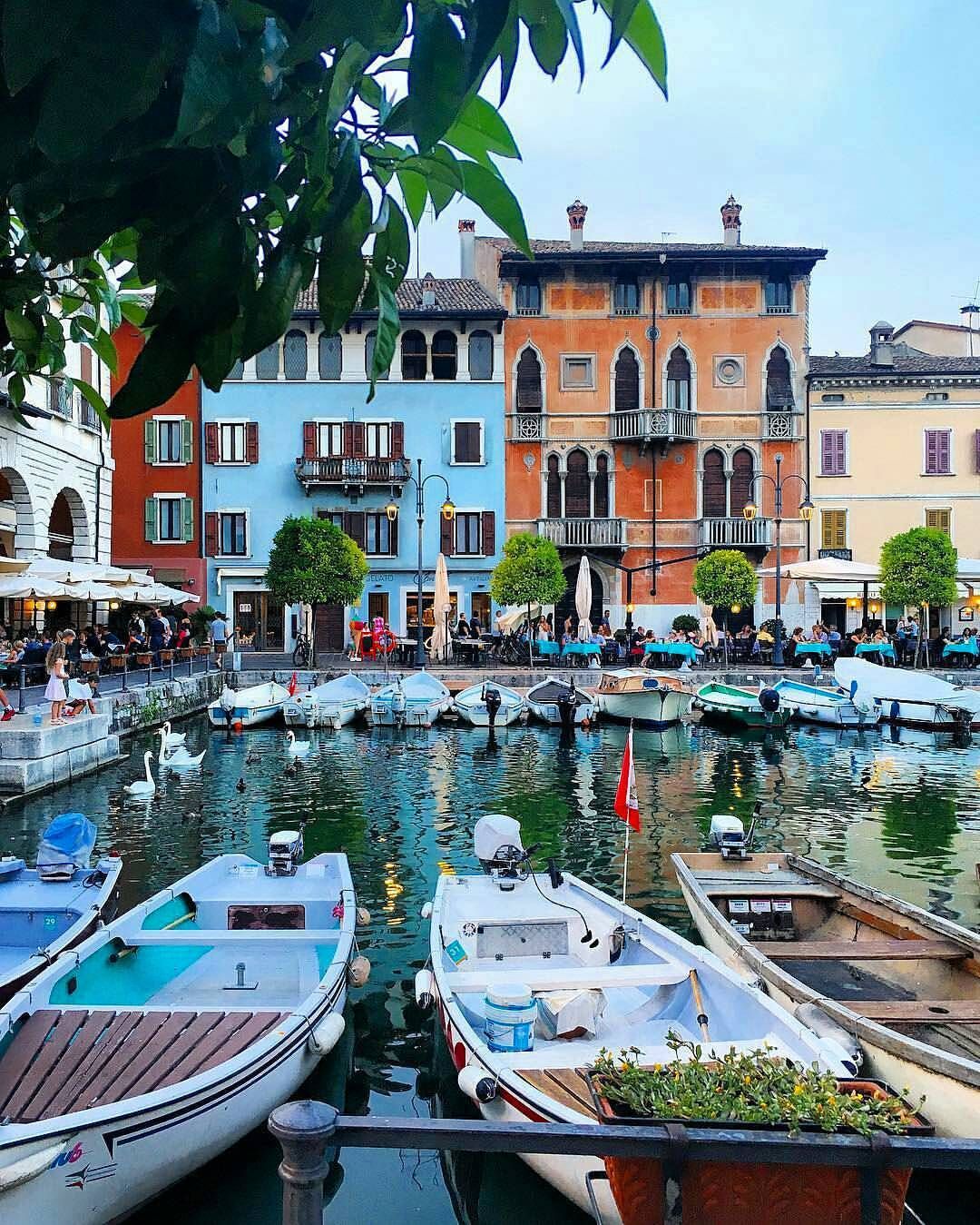https://mdw-travel-data-us-east-1.s3.amazonaws.com/img/country/Italy/Desenzano-del-Garda/img_01.jpg