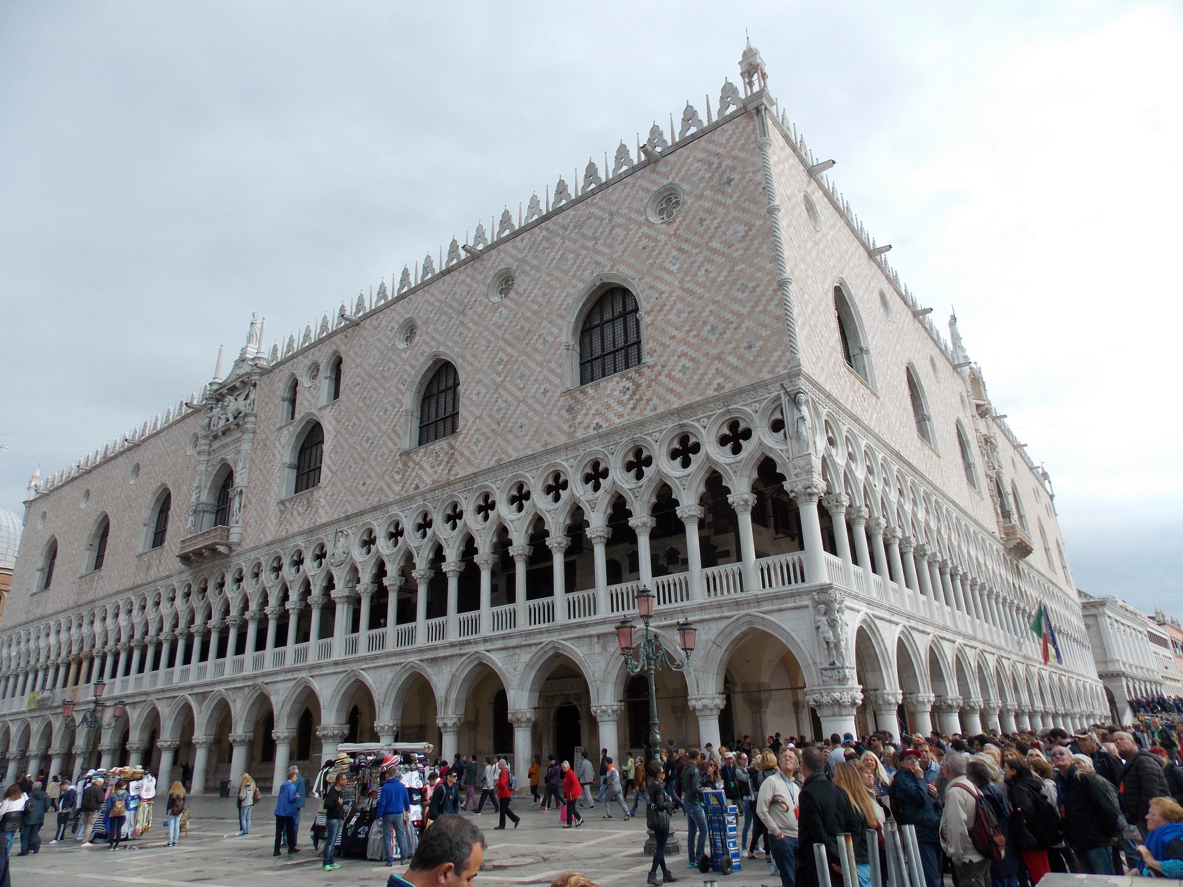 https://mdw-travel-data-us-east-1.s3.amazonaws.com/img/country/Italy/Doges-Palace/img_02.jpg