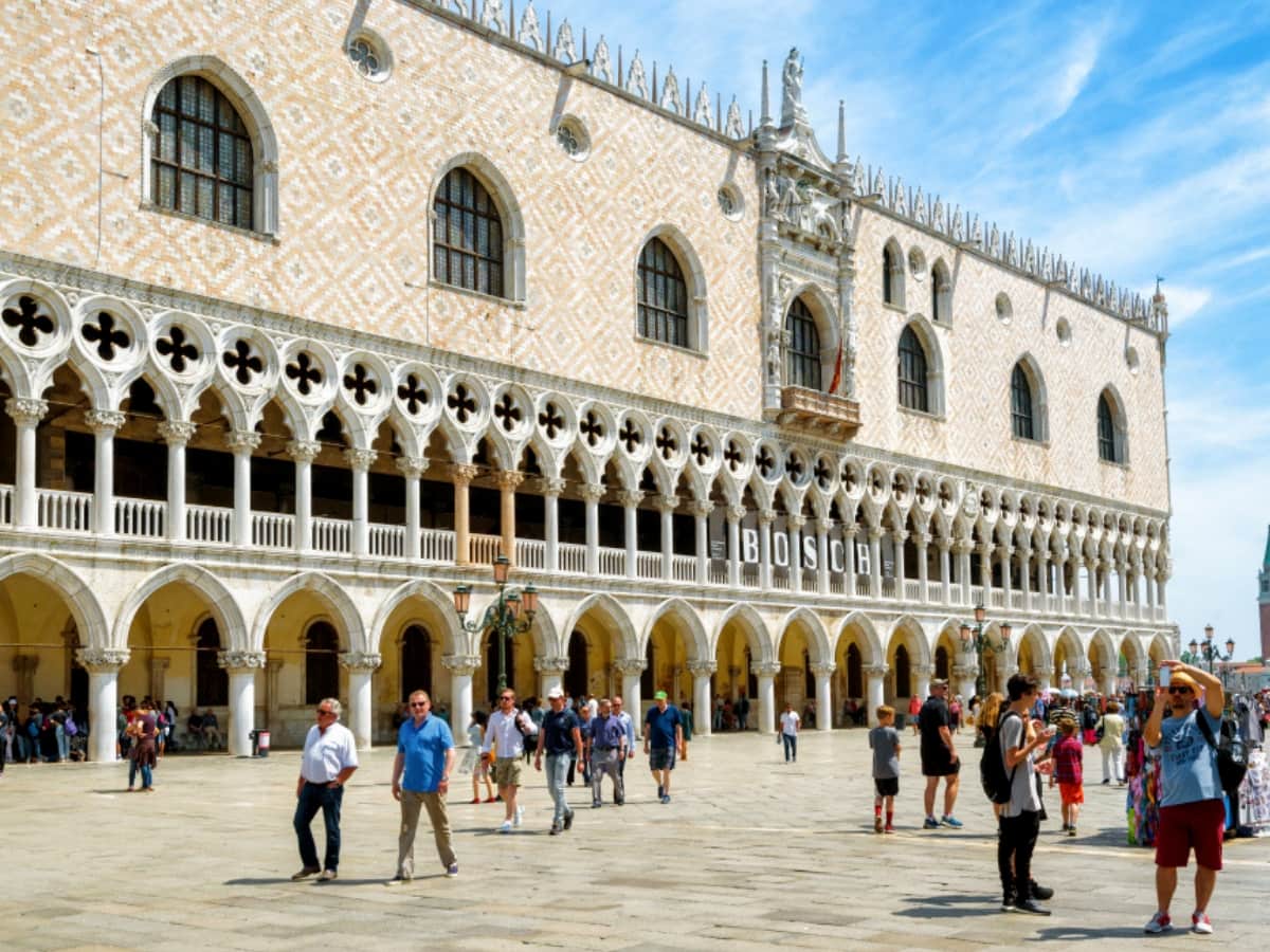 https://mdw-travel-data-us-east-1.s3.amazonaws.com/img/country/Italy/Doges-Palace/img_03.jpg