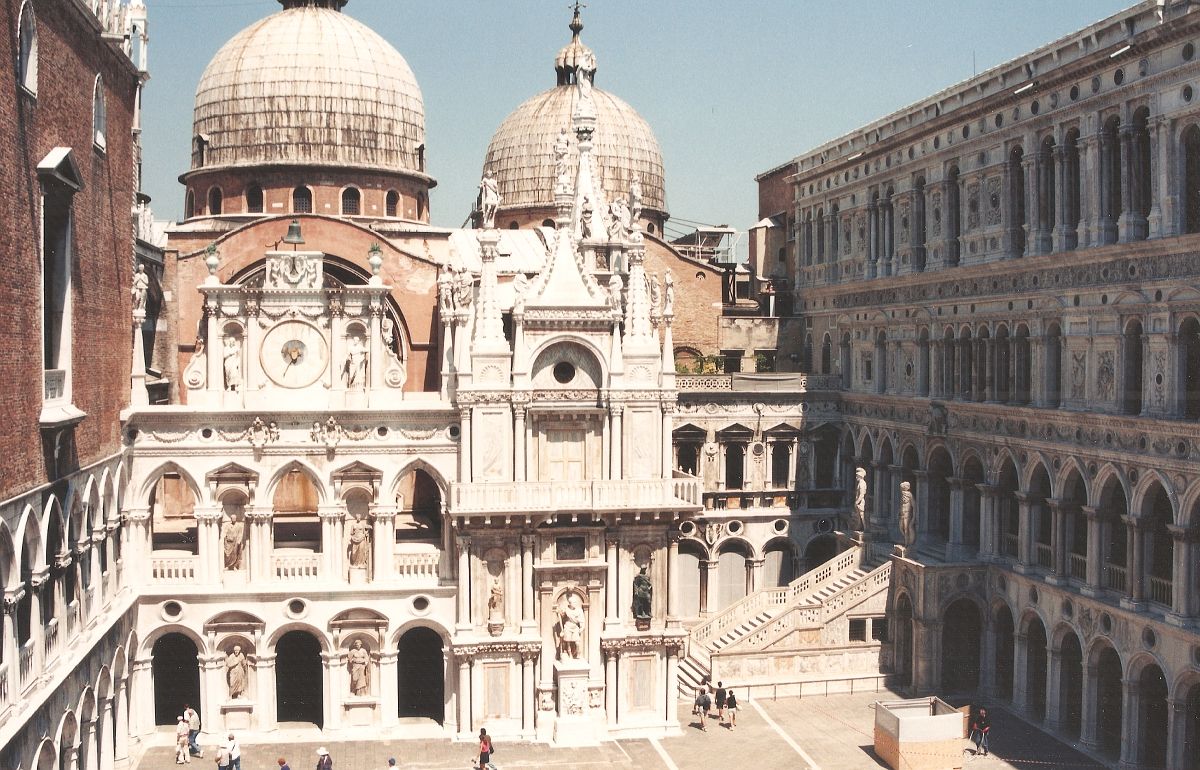 https://mdw-travel-data-us-east-1.s3.amazonaws.com/img/country/Italy/Doges-Palace/img_05.jpg