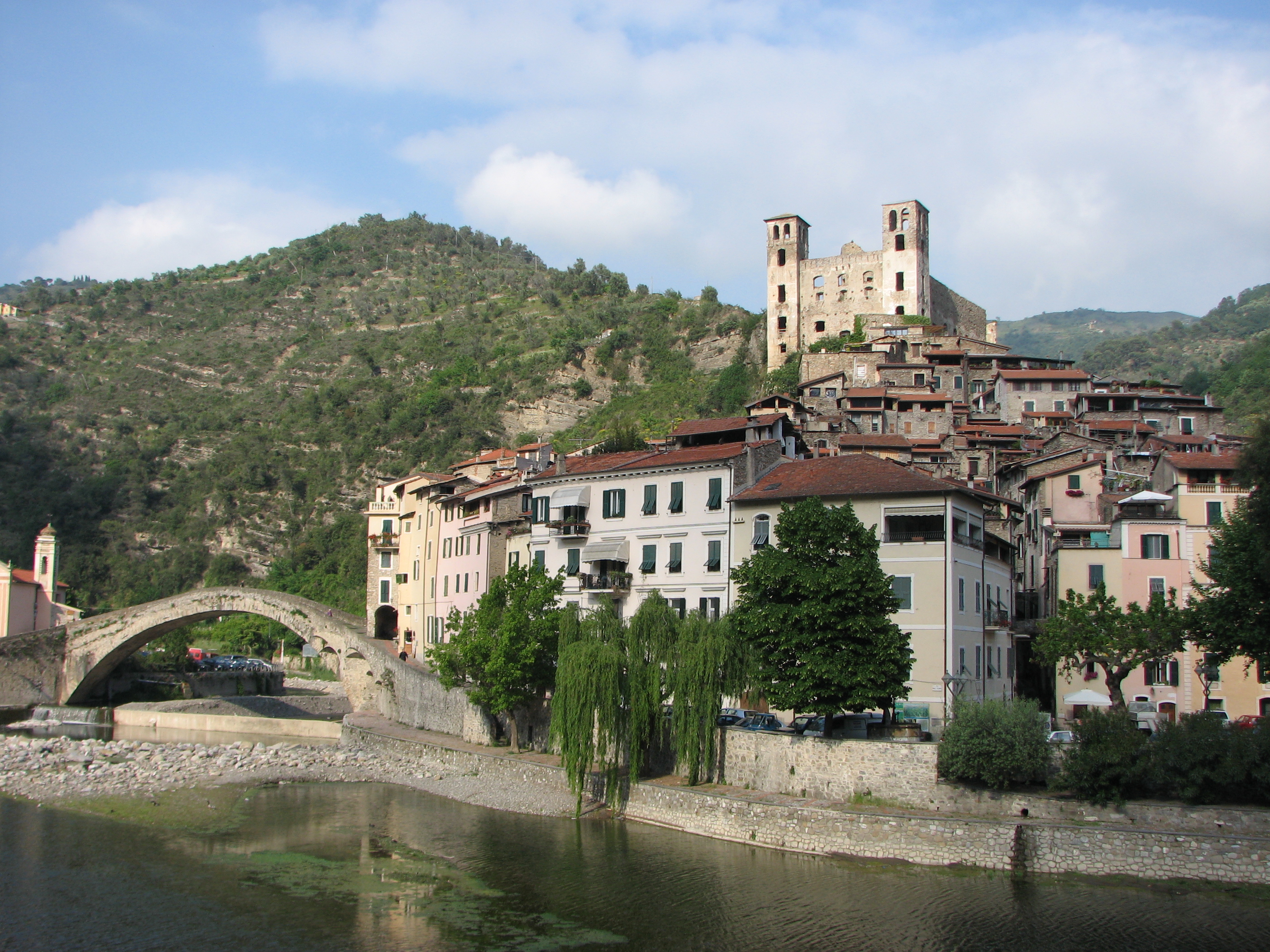 https://mdw-travel-data-us-east-1.s3.amazonaws.com/img/country/Italy/Dolceacqua/img_01.jpg