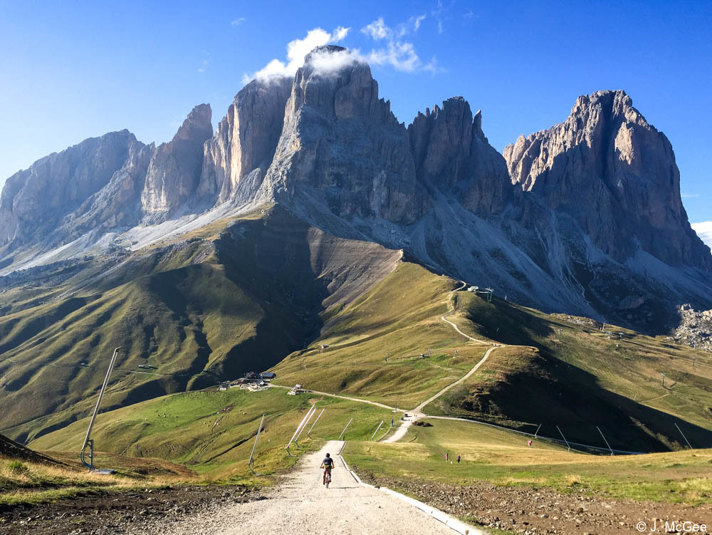 https://mdw-travel-data-us-east-1.s3.amazonaws.com/img/country/Italy/Dolomites/img_02.jpg