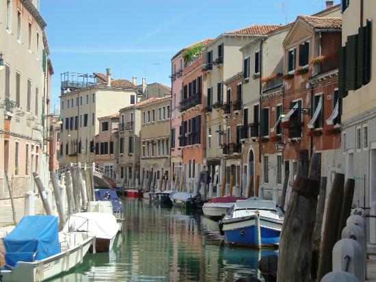 https://mdw-travel-data-us-east-1.s3.amazonaws.com/img/country/Italy/Dorsoduro/img_05.jpg