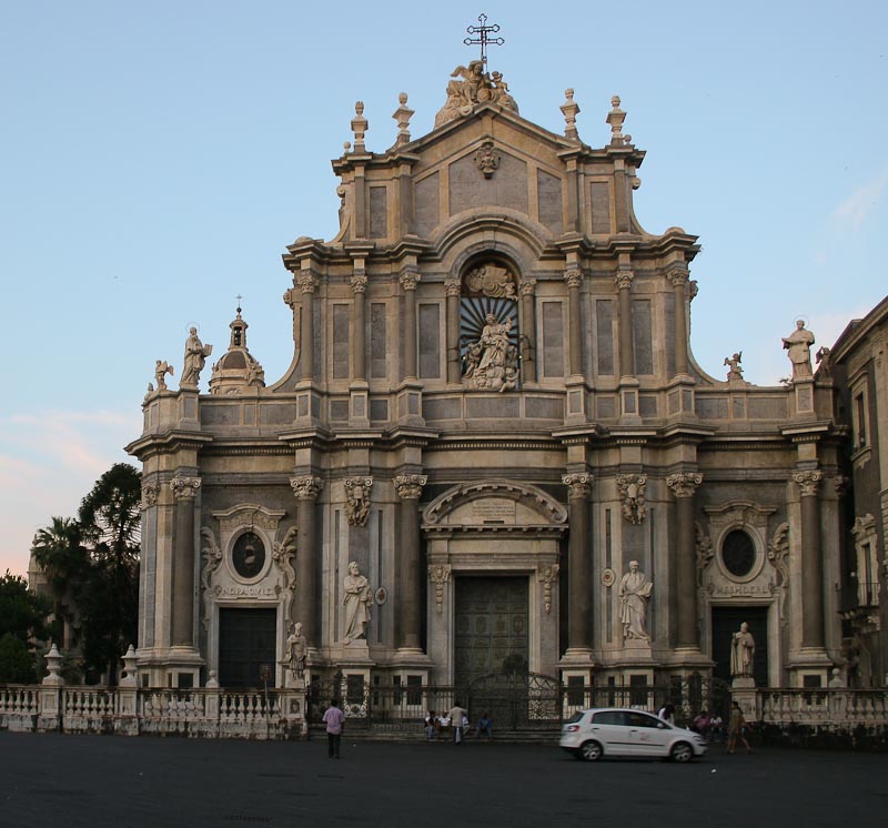 https://mdw-travel-data-us-east-1.s3.amazonaws.com/img/country/Italy/Duomo-di-Catania/img_02.jpg