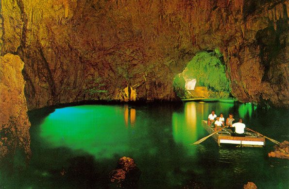 https://mdw-travel-data-us-east-1.s3.amazonaws.com/img/country/Italy/Emerald-Grotto-Grotta-di-Smeraldo/img_01.jpg
