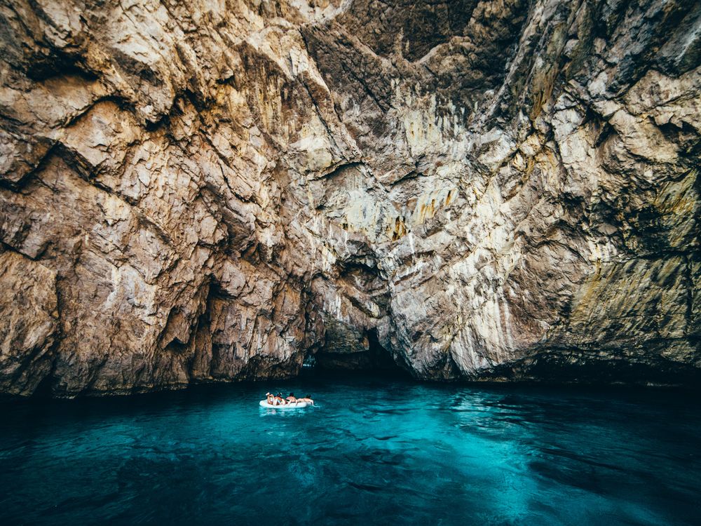 https://mdw-travel-data-us-east-1.s3.amazonaws.com/img/country/Italy/Emerald-Grotto/img_00.jpg