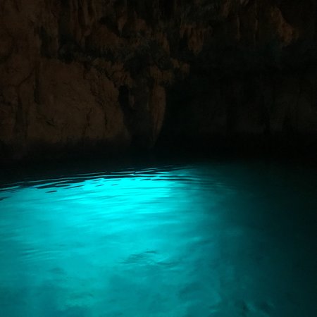 https://mdw-travel-data-us-east-1.s3.amazonaws.com/img/country/Italy/Emerald-Grotto/img_02.jpg