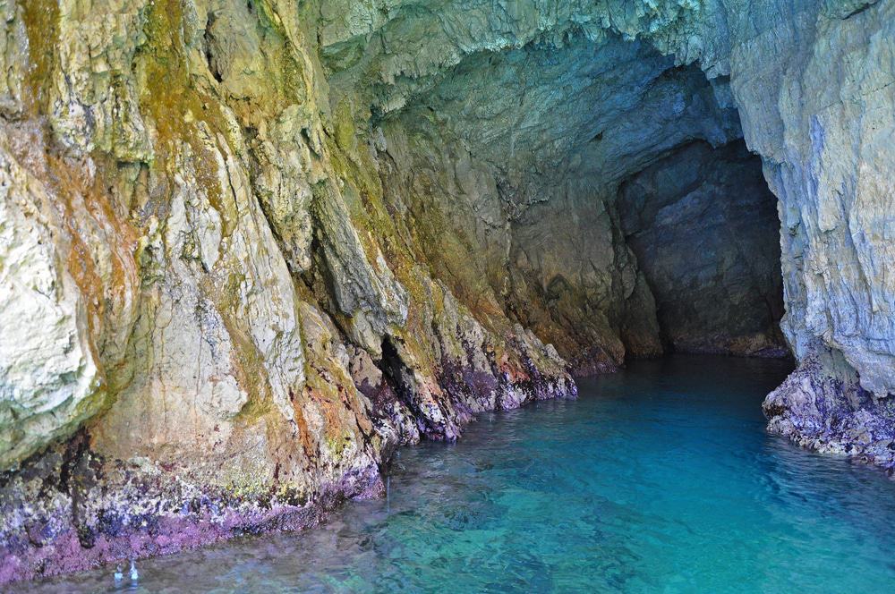 https://mdw-travel-data-us-east-1.s3.amazonaws.com/img/country/Italy/Emerald-Grotto/img_03.jpg