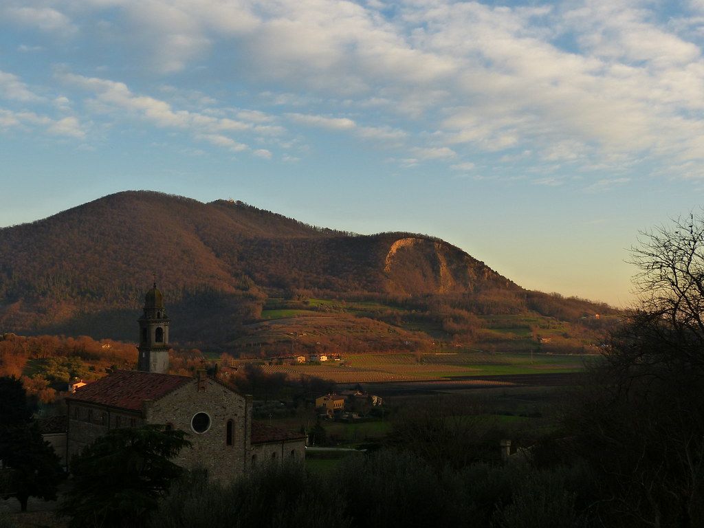 https://mdw-travel-data-us-east-1.s3.amazonaws.com/img/country/Italy/Euganean-Hills/img_01.jpg