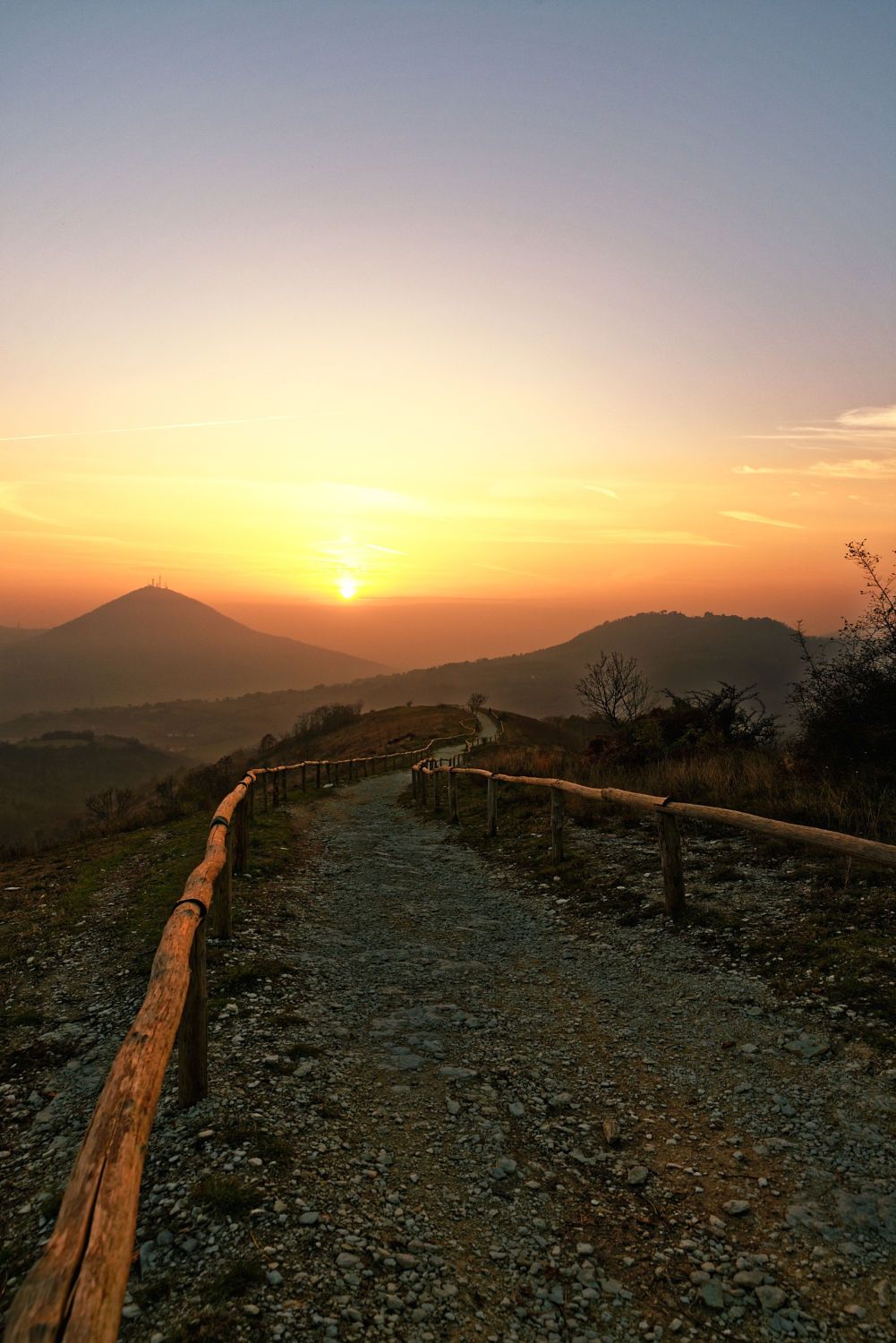 https://mdw-travel-data-us-east-1.s3.amazonaws.com/img/country/Italy/Euganean-Hills/img_02.jpg
