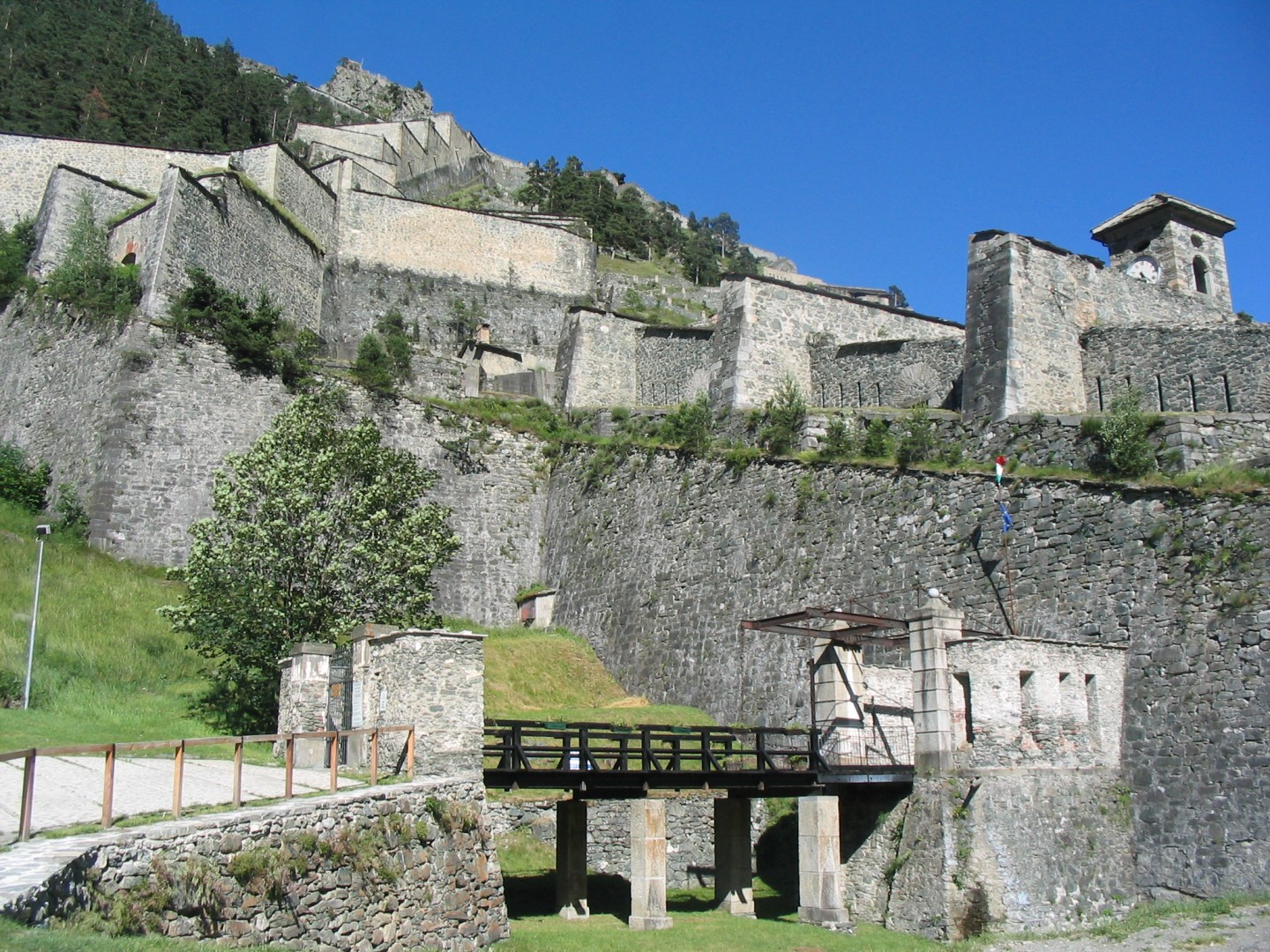 https://mdw-travel-data-us-east-1.s3.amazonaws.com/img/country/Italy/Fenestrelle-Fortress/img_02.jpg