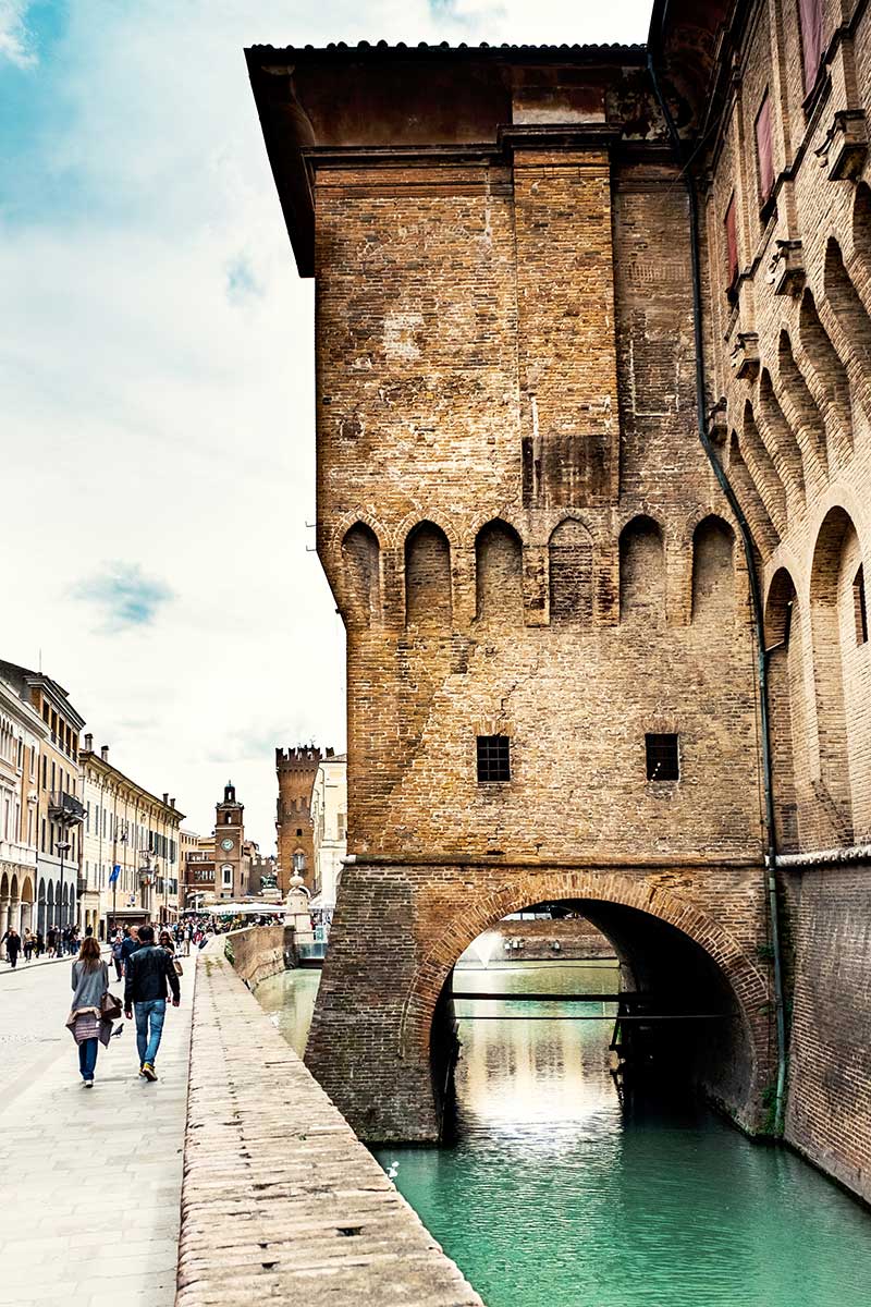 https://mdw-travel-data-us-east-1.s3.amazonaws.com/img/country/Italy/Ferrara/img_03.jpg