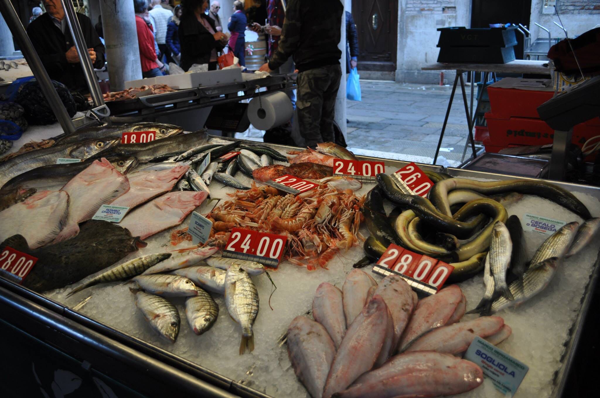 https://mdw-travel-data-us-east-1.s3.amazonaws.com/img/country/Italy/Fish-Market/img_00.jpg