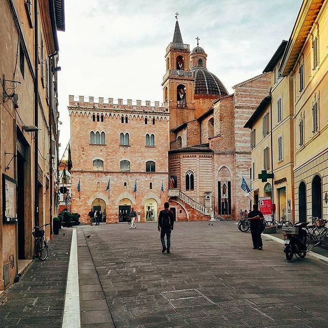 https://mdw-travel-data-us-east-1.s3.amazonaws.com/img/country/Italy/Foligno/img_02.jpg