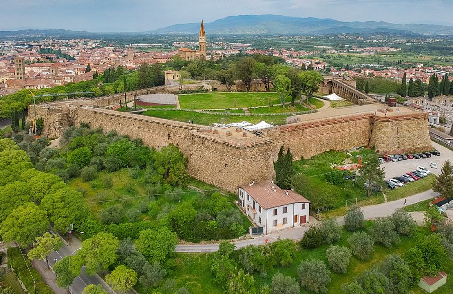 https://mdw-travel-data-us-east-1.s3.amazonaws.com/img/country/Italy/Fortezza-Medicea/img_00.jpg