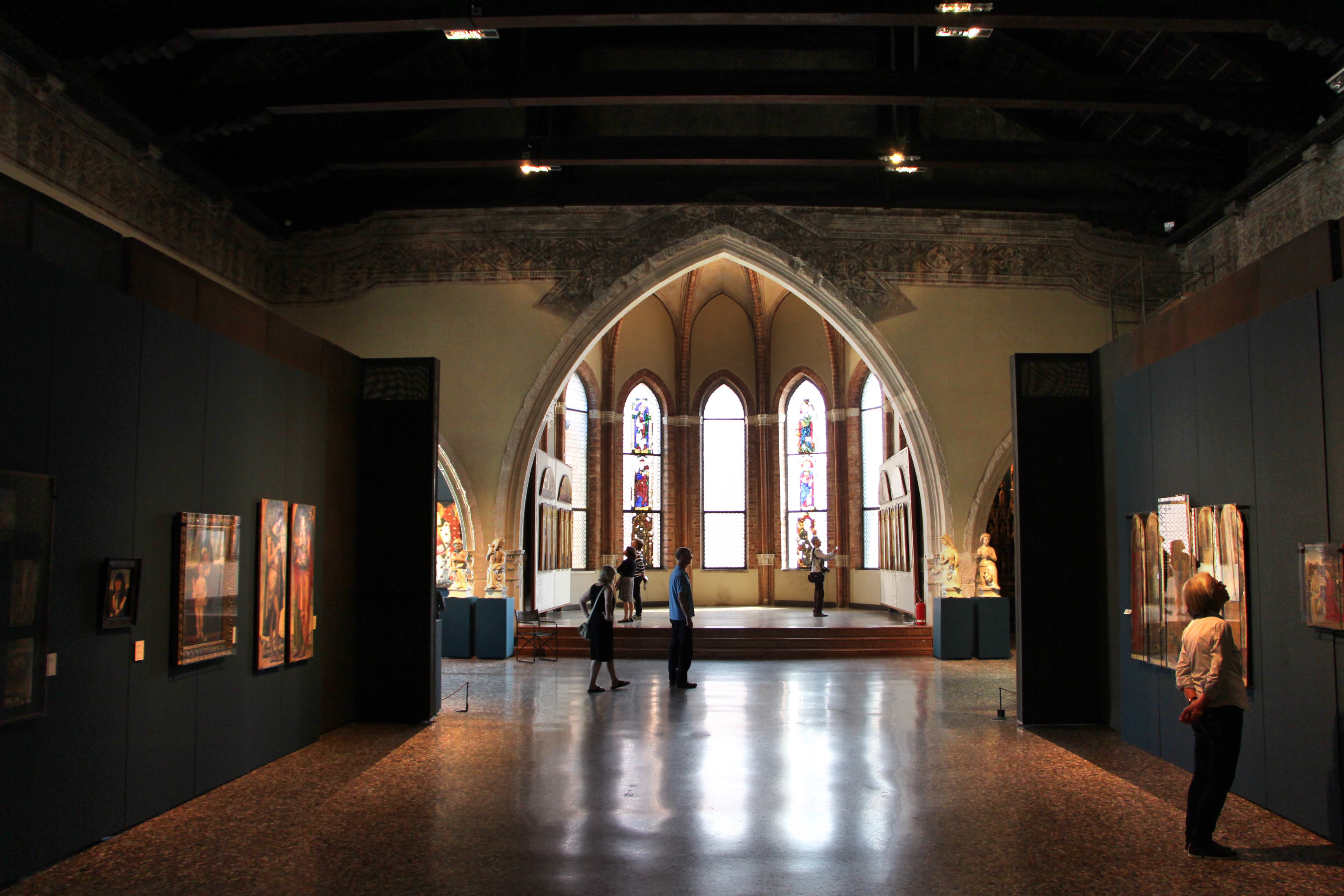 https://mdw-travel-data-us-east-1.s3.amazonaws.com/img/country/Italy/Gallerie-dellAccademia/img_01.jpg