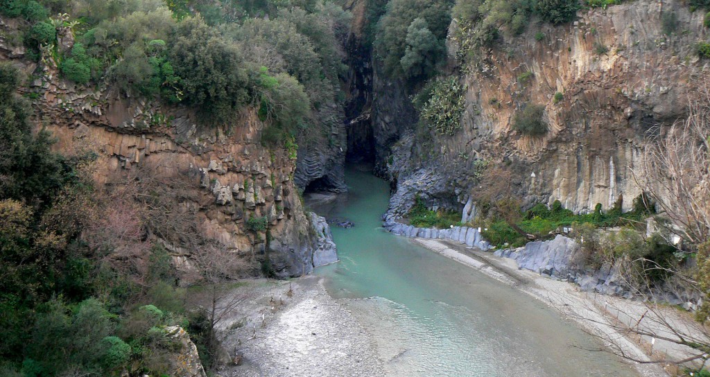 https://mdw-travel-data-us-east-1.s3.amazonaws.com/img/country/Italy/Gole-Alcantara-Botanical-and-Geological-Park/img_00.jpg