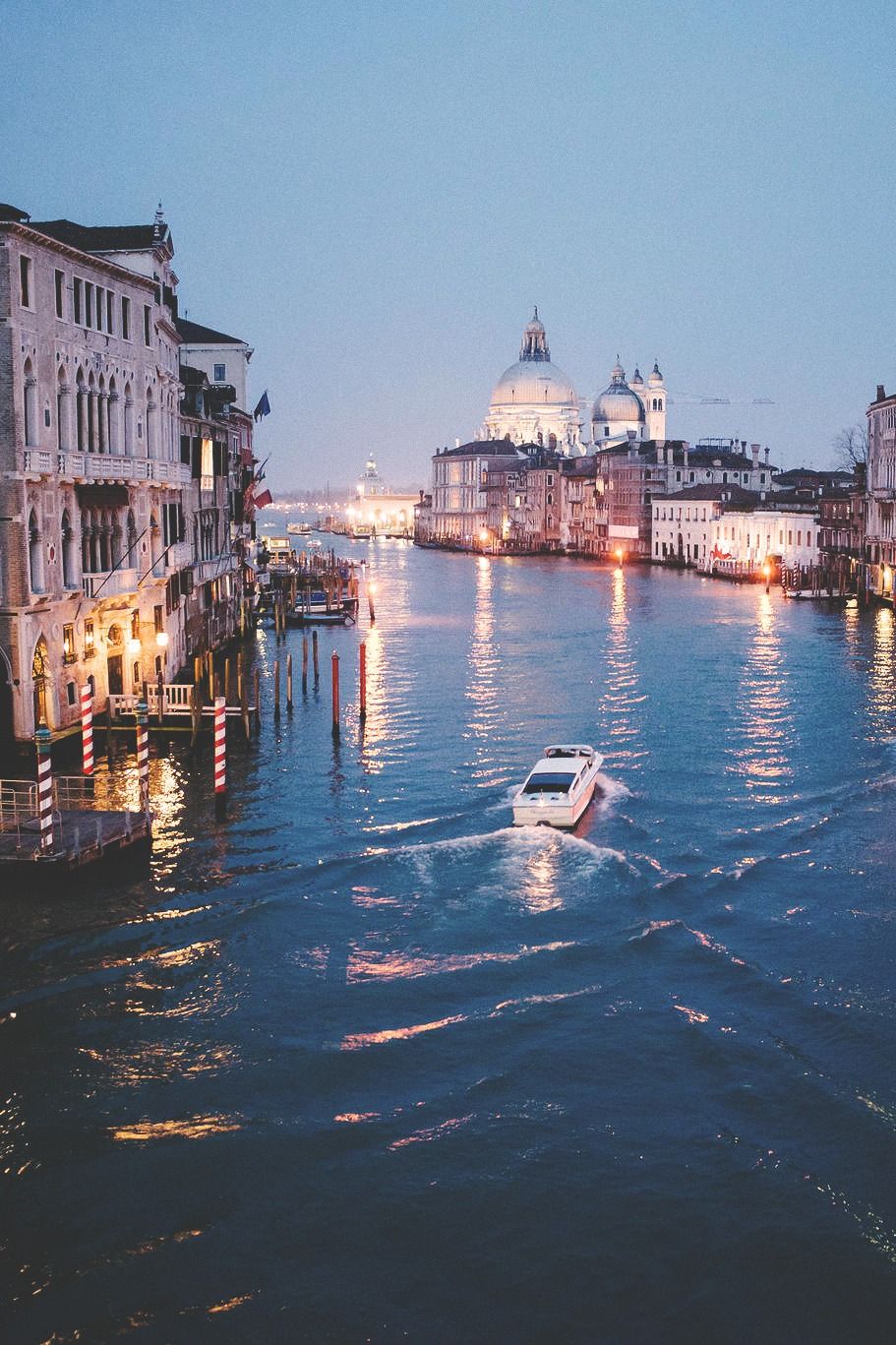 https://mdw-travel-data-us-east-1.s3.amazonaws.com/img/country/Italy/Grand-Canal/img_02.jpg