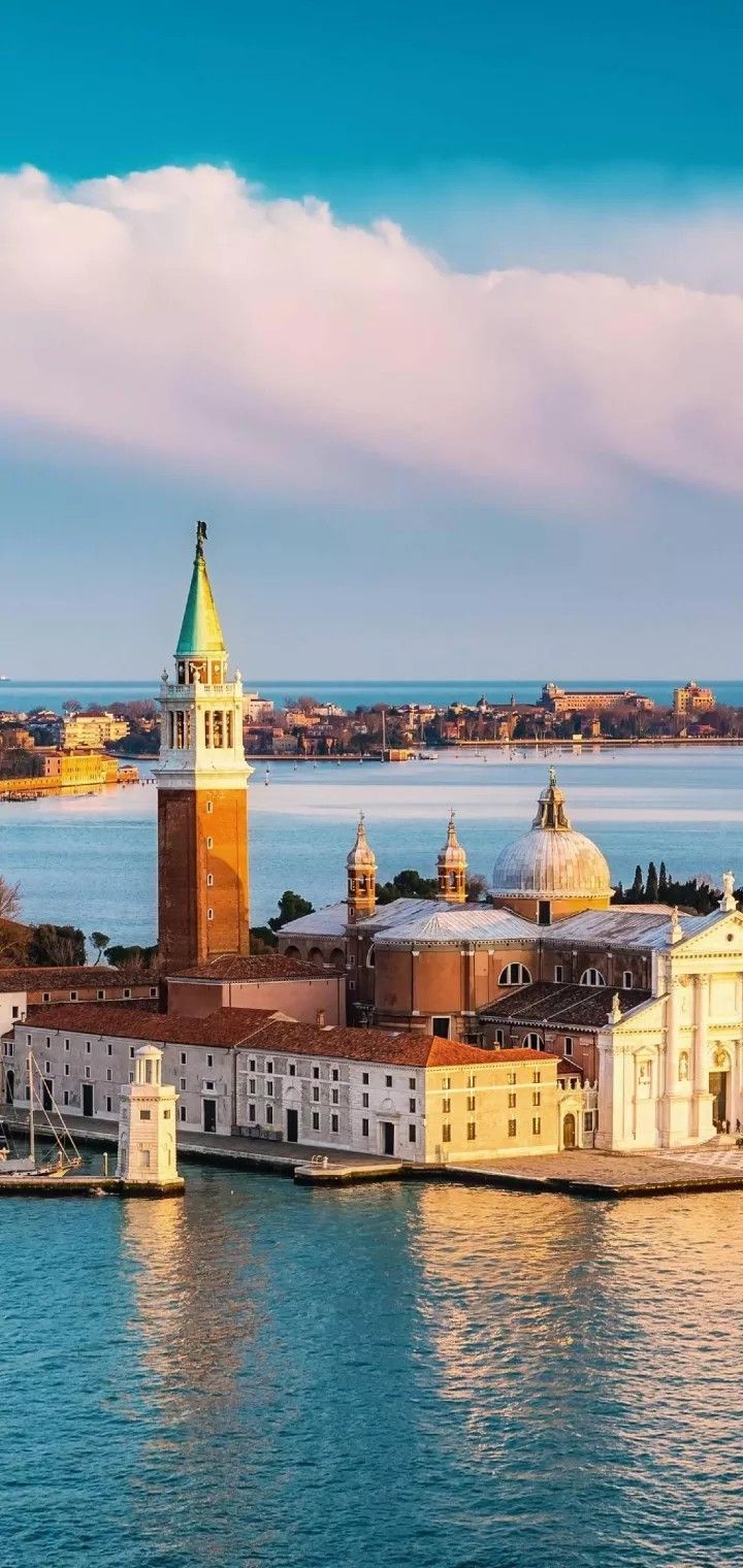 https://mdw-travel-data-us-east-1.s3.amazonaws.com/img/country/Italy/Grand-Canal/img_03.jpg