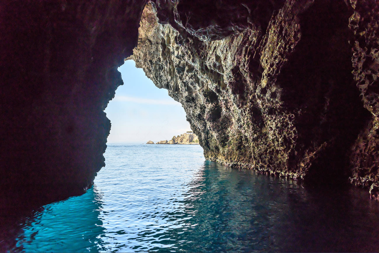 https://mdw-travel-data-us-east-1.s3.amazonaws.com/img/country/Italy/Grotta-Azzurra/img_01.jpg