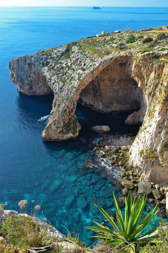 https://mdw-travel-data-us-east-1.s3.amazonaws.com/img/country/Italy/Grotta-Azzurra/img_03.jpg