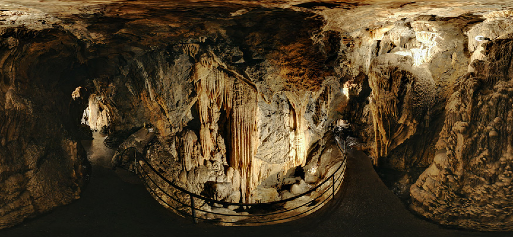 https://mdw-travel-data-us-east-1.s3.amazonaws.com/img/country/Italy/Grotta-del-Vento/img_02.jpg
