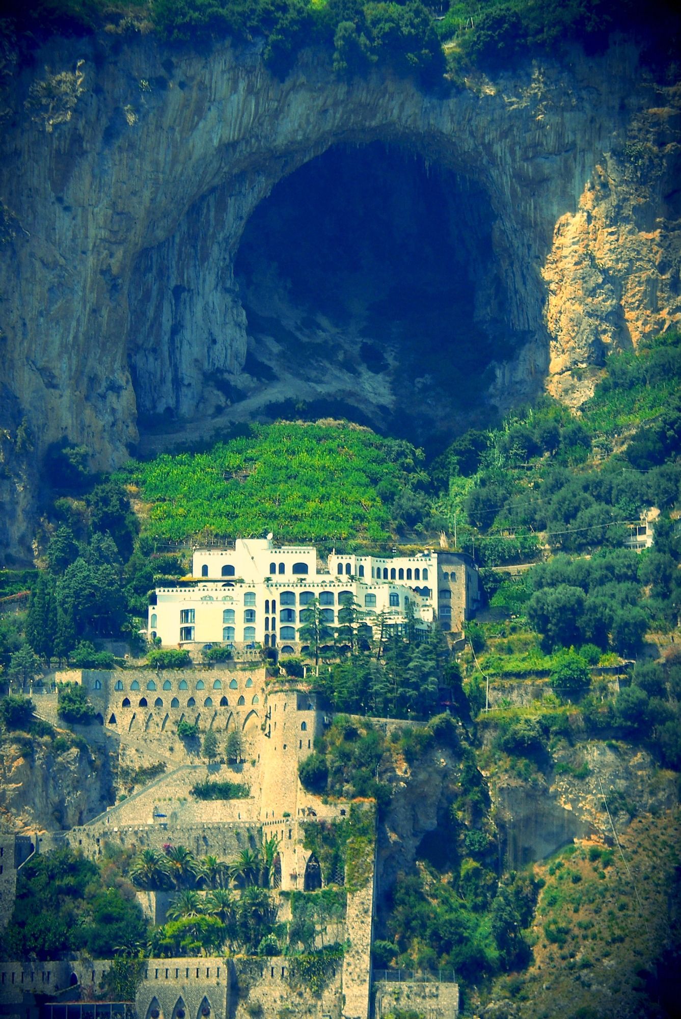 https://mdw-travel-data-us-east-1.s3.amazonaws.com/img/country/Italy/Grotta-dello-Smeraldo/img_02.jpg