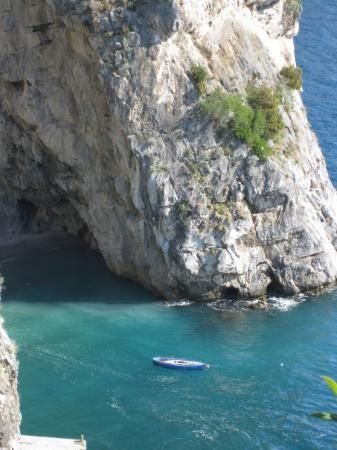 https://mdw-travel-data-us-east-1.s3.amazonaws.com/img/country/Italy/Grotta-dello-Smeraldo/img_03.jpg