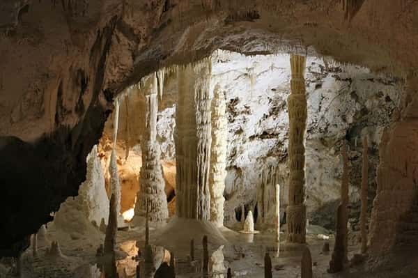 https://mdw-travel-data-us-east-1.s3.amazonaws.com/img/country/Italy/Grotte-dellAngelo--Angels-Caves-/img_02.jpg