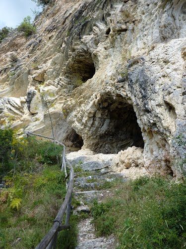 https://mdw-travel-data-us-east-1.s3.amazonaws.com/img/country/Italy/Grotte-dellAngelo--Angels-Caves-/img_03.jpg
