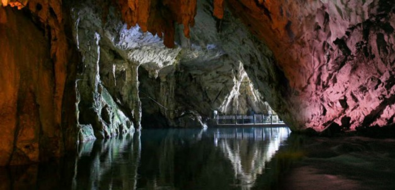 https://mdw-travel-data-us-east-1.s3.amazonaws.com/img/country/Italy/Grotte-dellAngelo-Angels-Caves/img_03.jpg