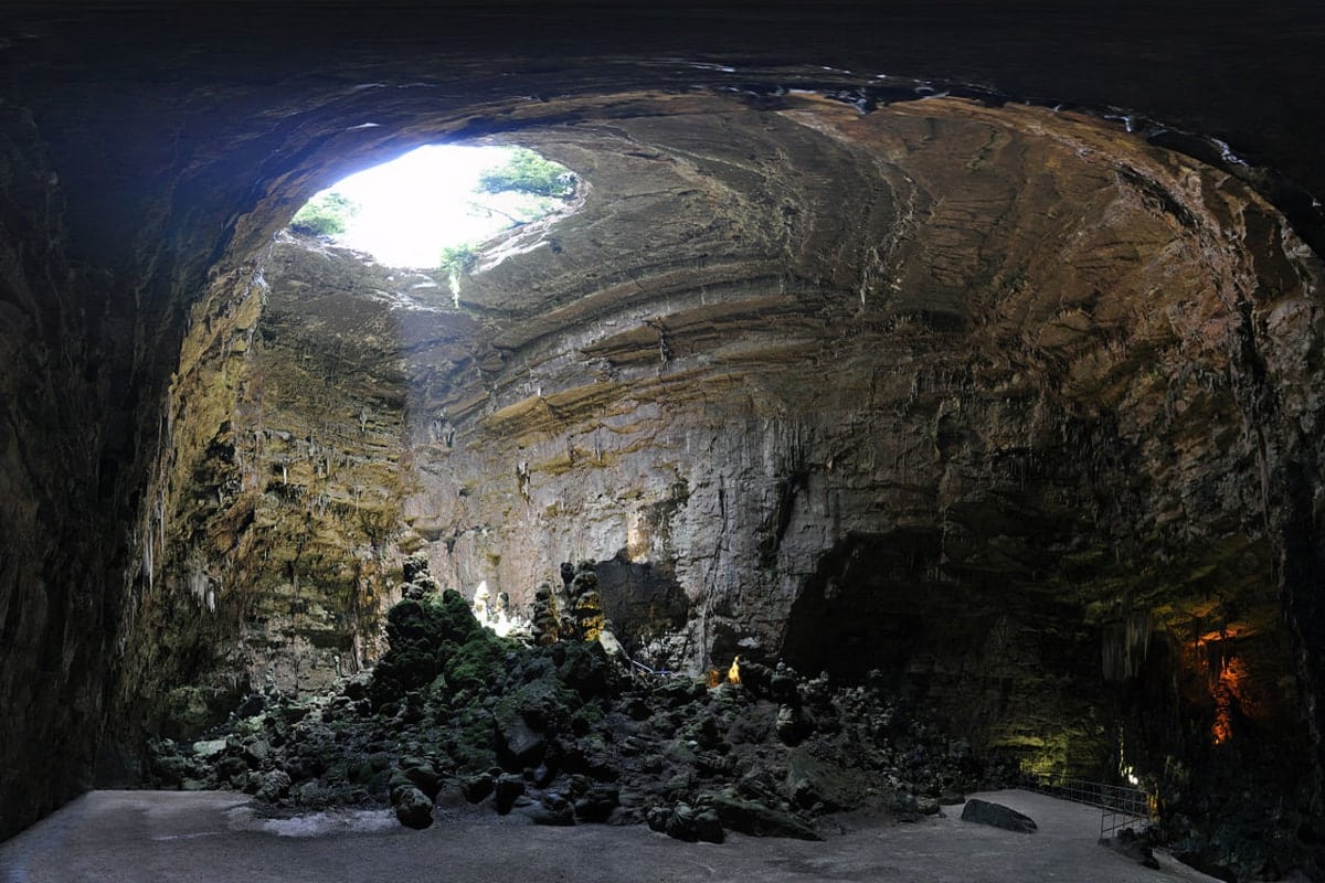 https://mdw-travel-data-us-east-1.s3.amazonaws.com/img/country/Italy/Grotte-di-Castellana/img_03.jpg