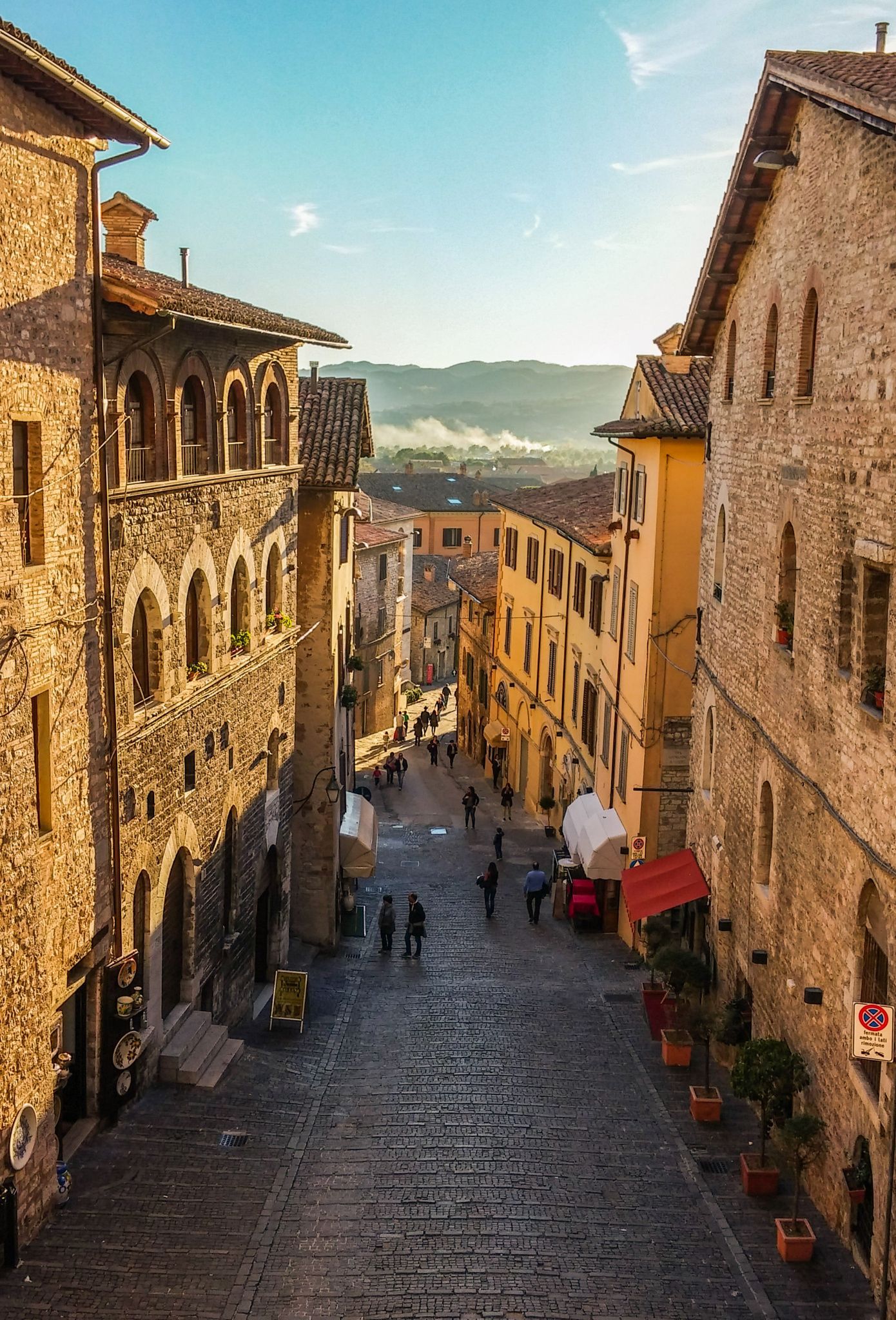 https://mdw-travel-data-us-east-1.s3.amazonaws.com/img/country/Italy/Gubbio/img_01.jpg
