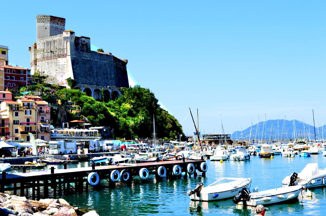 https://mdw-travel-data-us-east-1.s3.amazonaws.com/img/country/Italy/Gulf-of-Poets/img_02.jpg