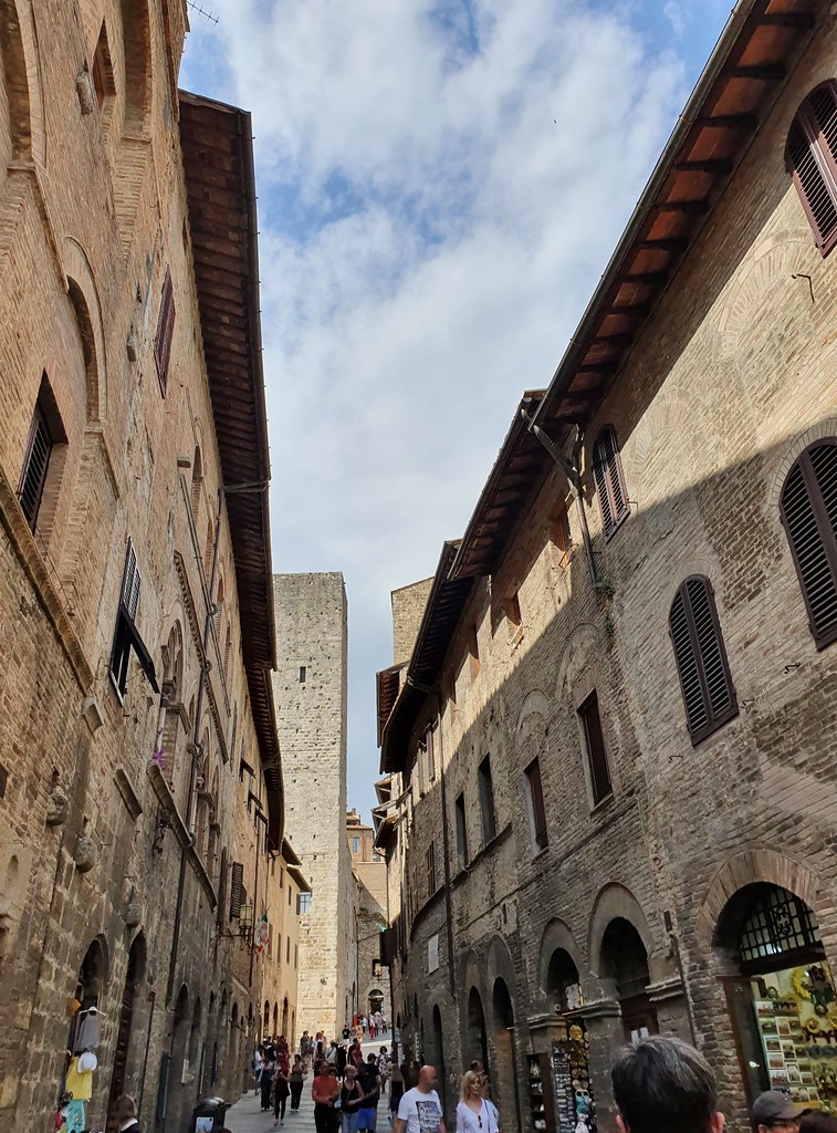 https://mdw-travel-data-us-east-1.s3.amazonaws.com/img/country/Italy/Historic-Centre-of-San-Gimignano/img_01.jpg