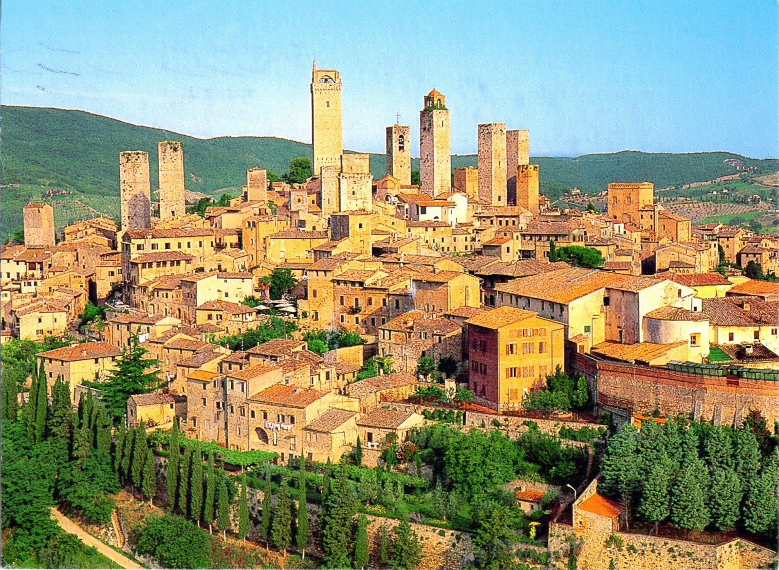 https://mdw-travel-data-us-east-1.s3.amazonaws.com/img/country/Italy/Historic-Centre-of-San-Gimignano/img_05.jpg