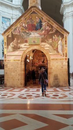 https://mdw-travel-data-us-east-1.s3.amazonaws.com/img/country/Italy/La-Porziuncola/img_01.jpg