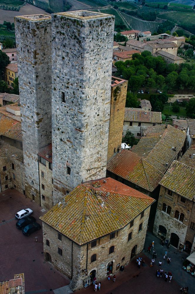 https://mdw-travel-data-us-east-1.s3.amazonaws.com/img/country/Italy/Le-Due-Torri/img_01.jpg
